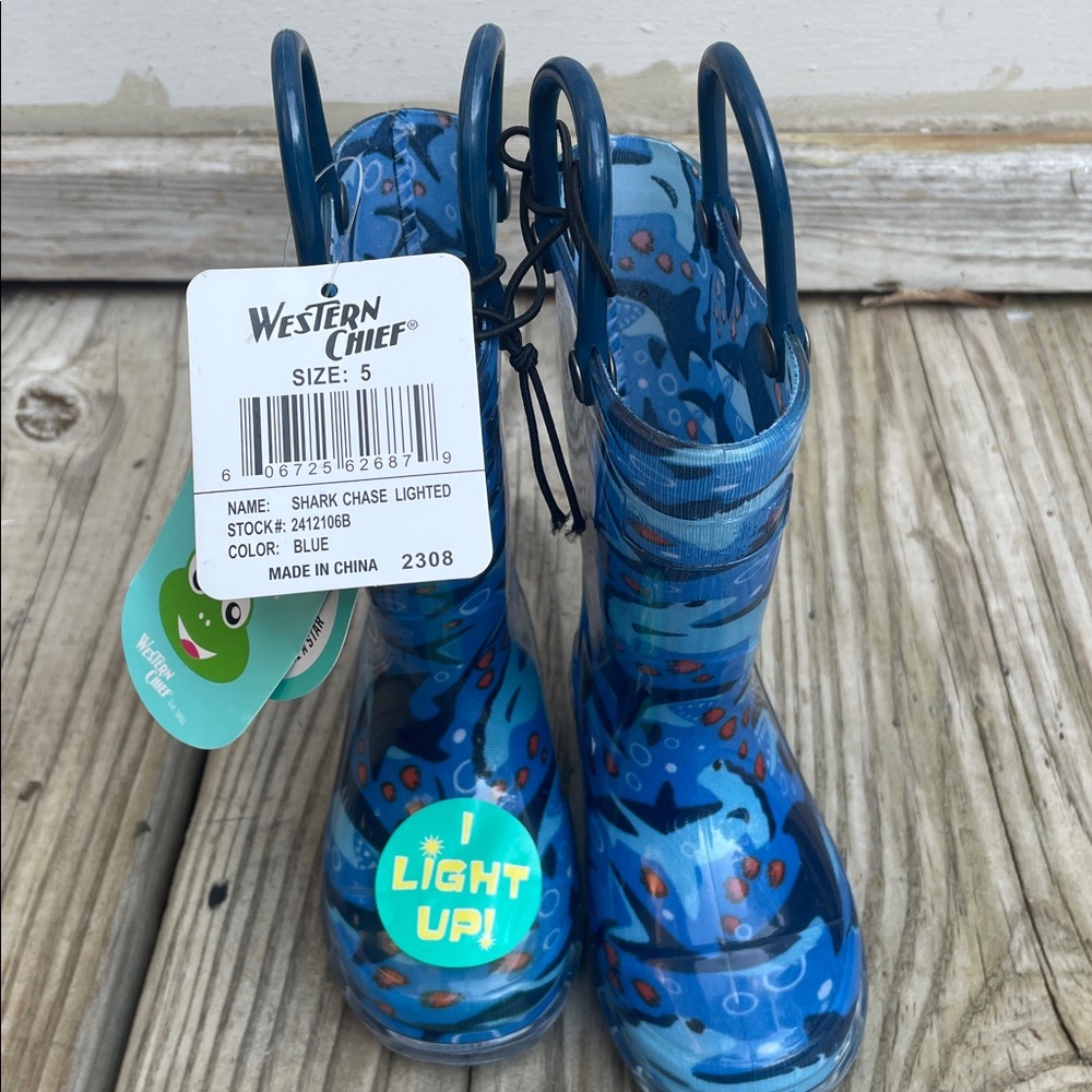 NWT- Western Chief Kids Blue Shark Print / Light Up Rain Boots Size 5